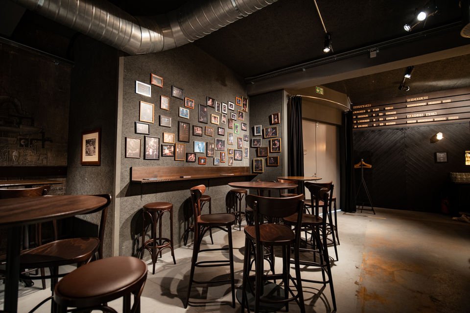 Konzertlokal mit div. Sitzgelegenheiten und Wandbildern