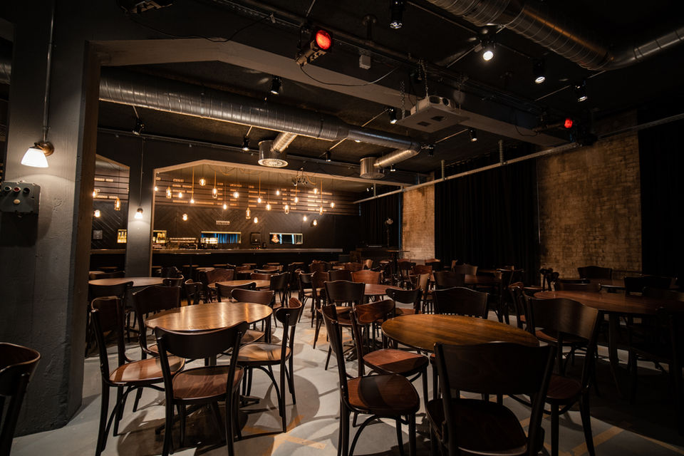 Konzertlokal mit div. Sitzgelegenheiten und Bar.