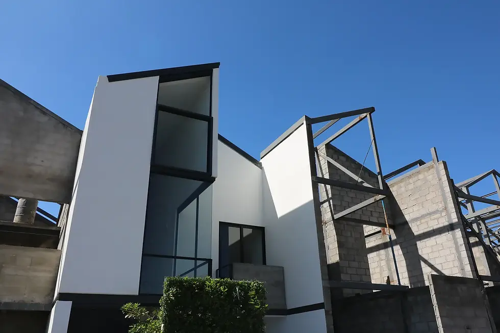 achada de casa de 人 HITO en Tumbaco con diseño de doble altura en proceso de construcción