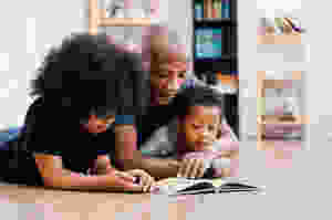 Destina un tiempo para conversar con tus hijos