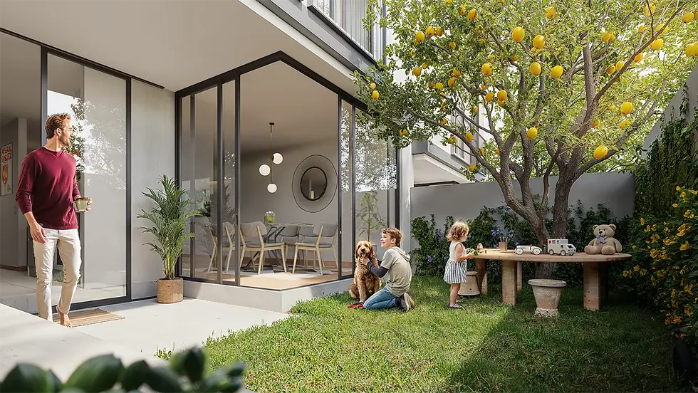 Un luminoso y moderno patio trasero de una casa de 人 HITO, donde un padre descalzo con una taza de café mira a sus dos hijos y a su perro jugar felices en el césped bajo un limonero. Grandes ventanales de piso a techo conectan el interior de la casa con el jardín, mostrando una escena familiar, cálida y armoniosa.