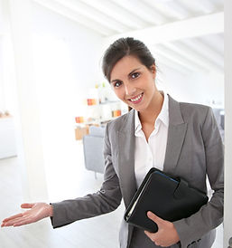 Imagen asesora inmobiliaria dando la bienvenida a casa modelo.jpg