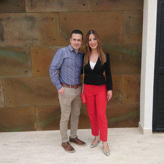 Pareja de esposos en la terraza de su nueva casa en Zirca