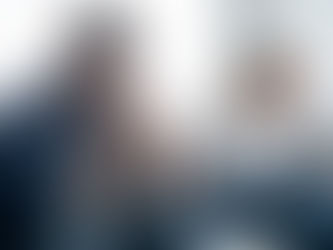 Ein Paar, das schweigend nebeneinander auf der Couch sitzt, sich nichts zu sagen hat: Sinnbild für den inneren Rückzug in toxischen Beziehungen