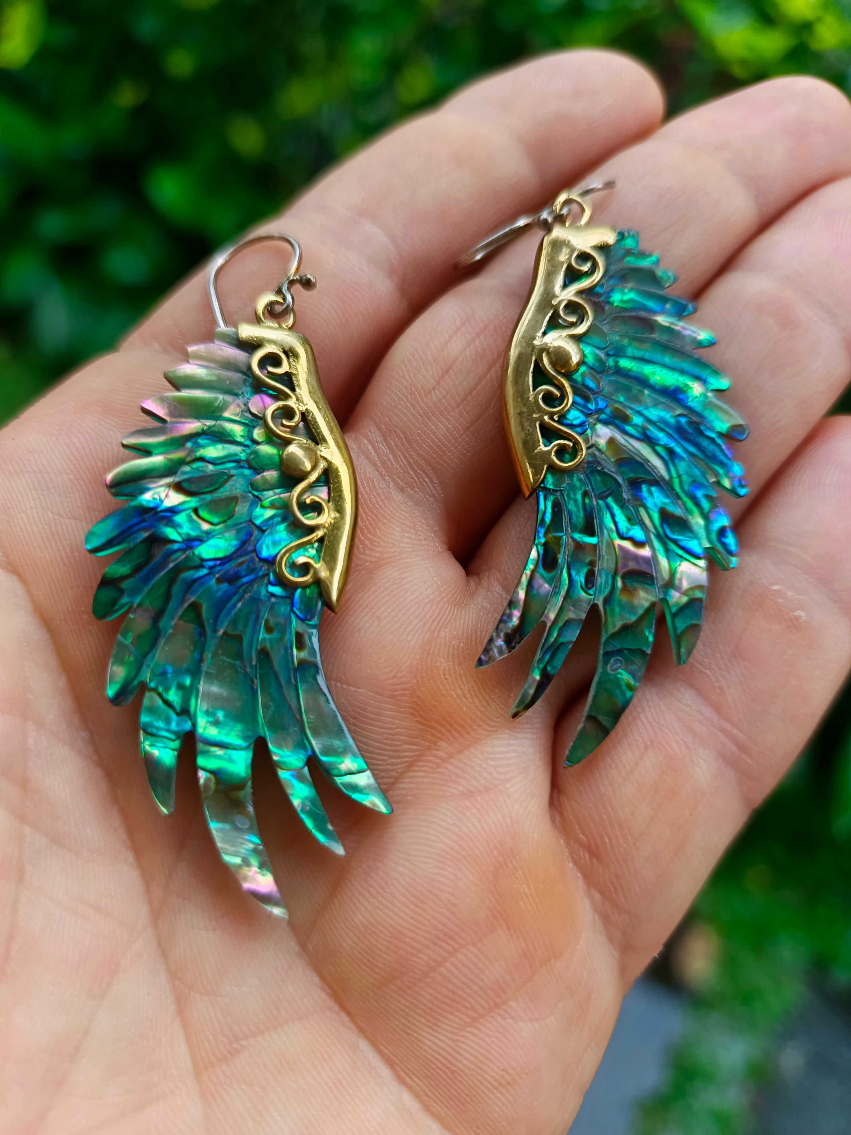 Náušnice Atlantida – Světelná křídla | Mosaz & perleť (ruční práce, Bali)