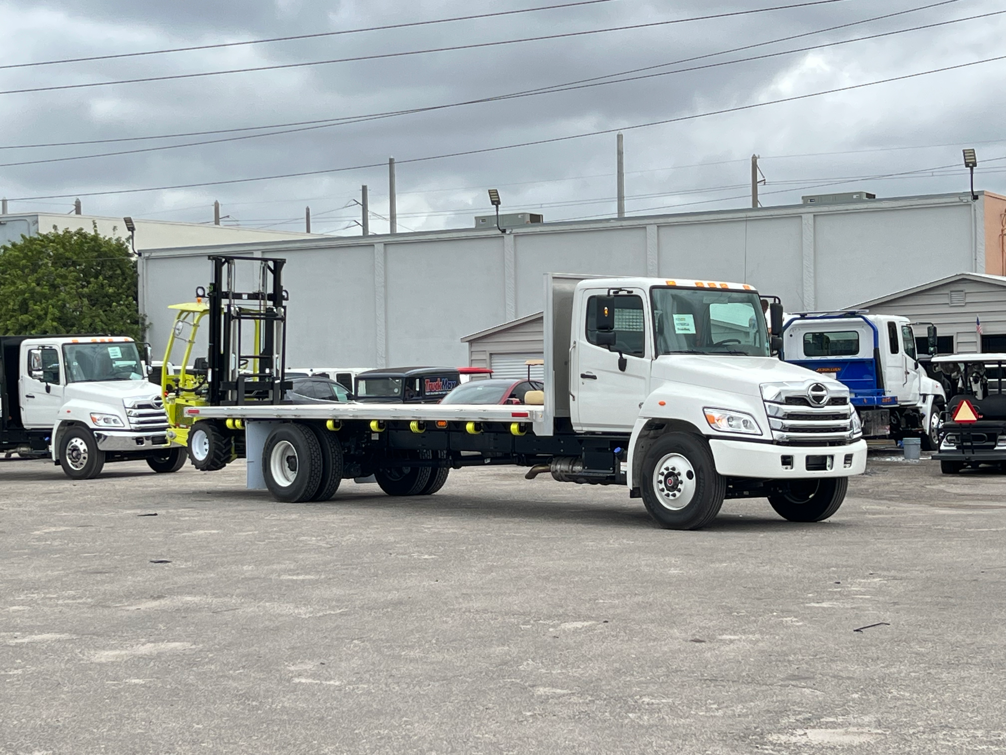 2025 Hino L6 24' BABCO Aluminum Flatbed Truck with 4K Donkey Truck Mounted Fork