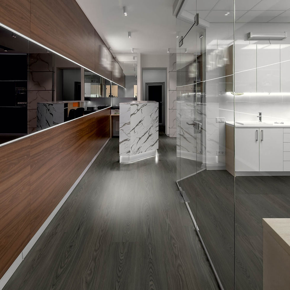 Modern kantoorontwerp met houten lambrisering en marmeren balie