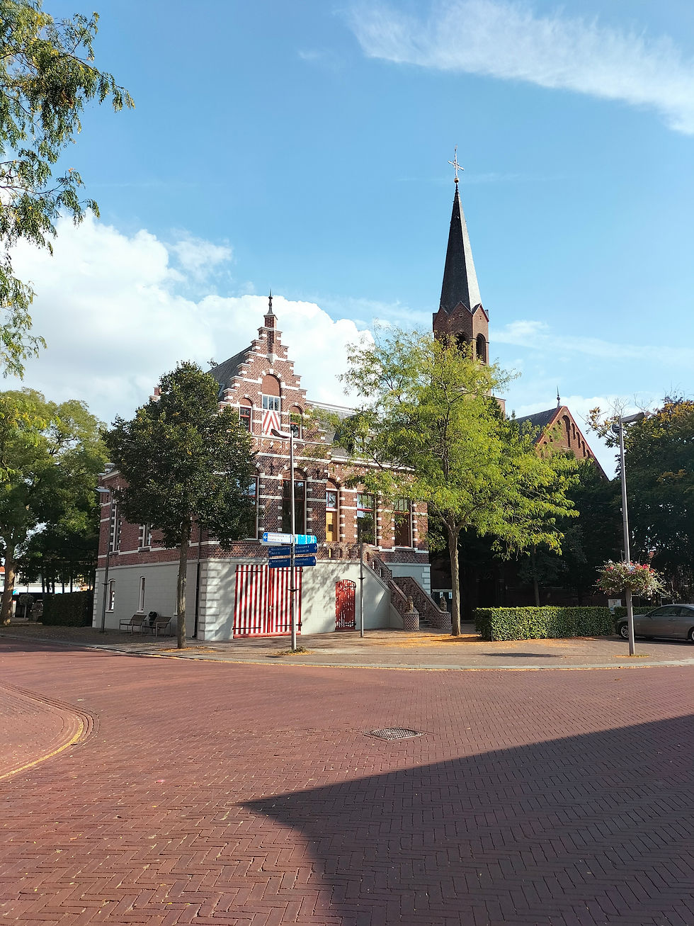 Plein met kerk en voormalig gemeentehuis in Zaamslag