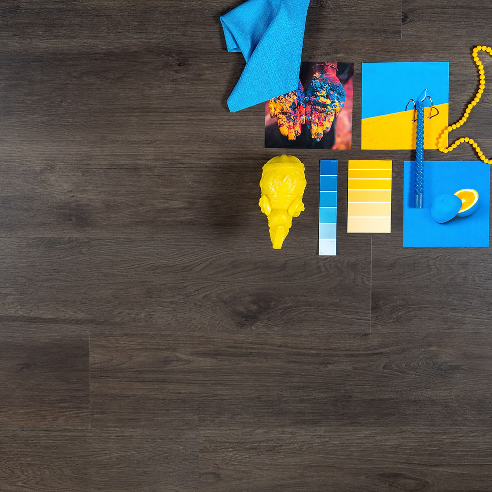 Stijlvolle kleurencombinatie op donkere houten vloer