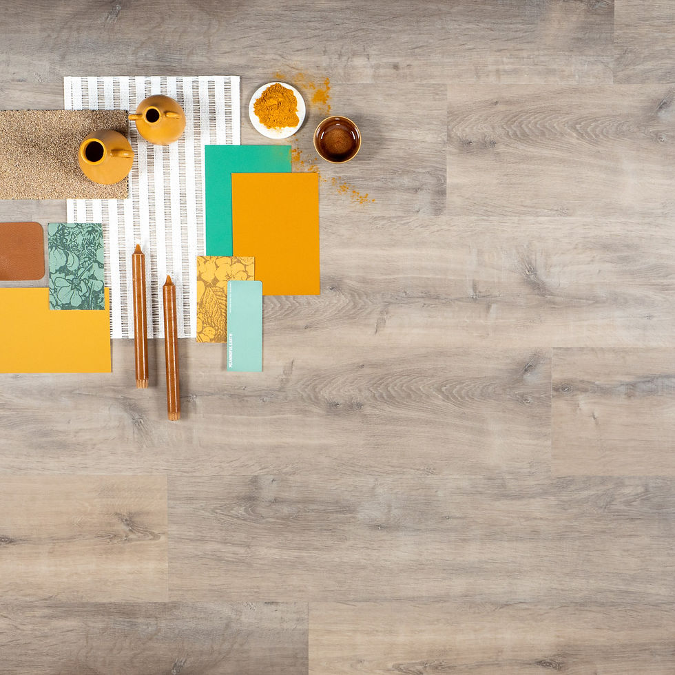 Stijlvolle houten vloer met kleurstalen en accessoires