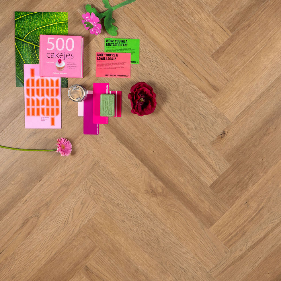 Visueel aantrekkelijke visgraatvloer met accessoires