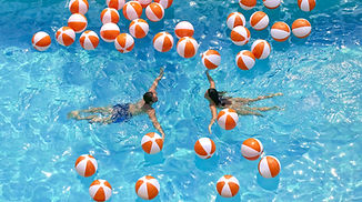 Piscine avec ballons rouge et blancs