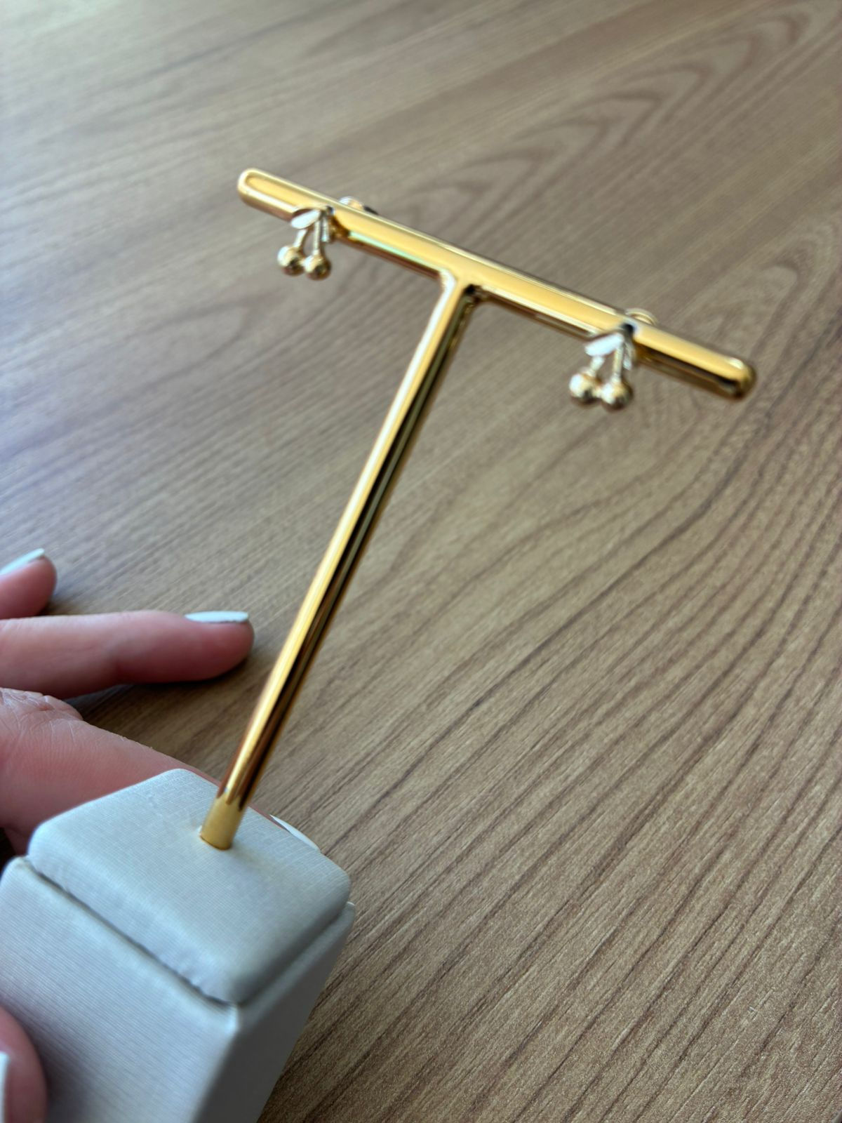 Brinco dourado de cerejinha