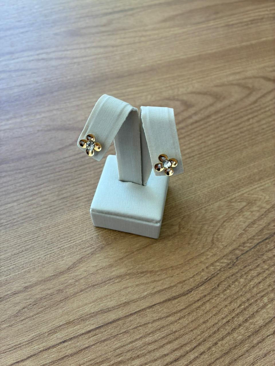 Miniatura: Brinco dourado com uma flor e ponto de zircônio