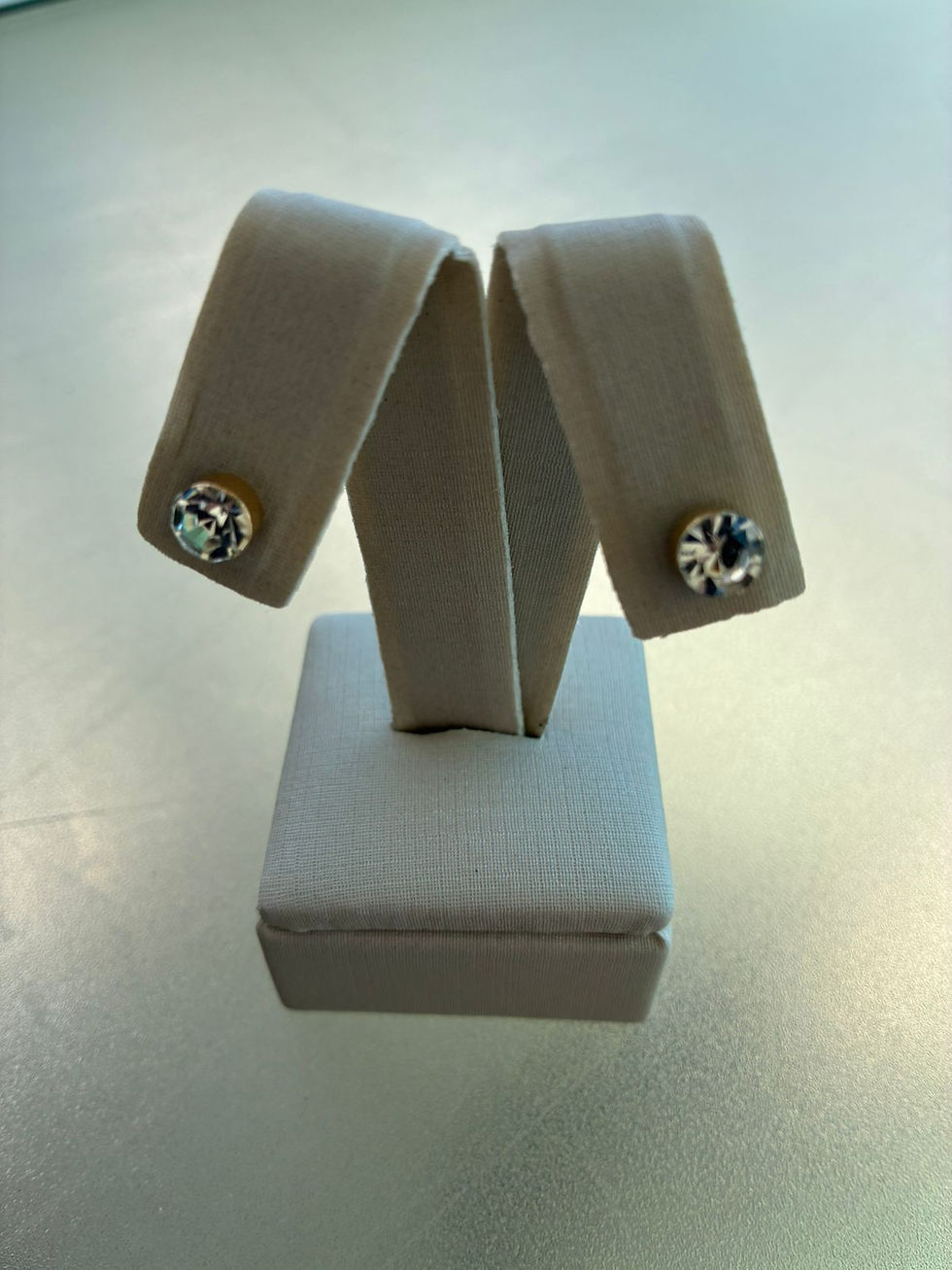 Brinco dourado com um lindo brilhante de zircônia