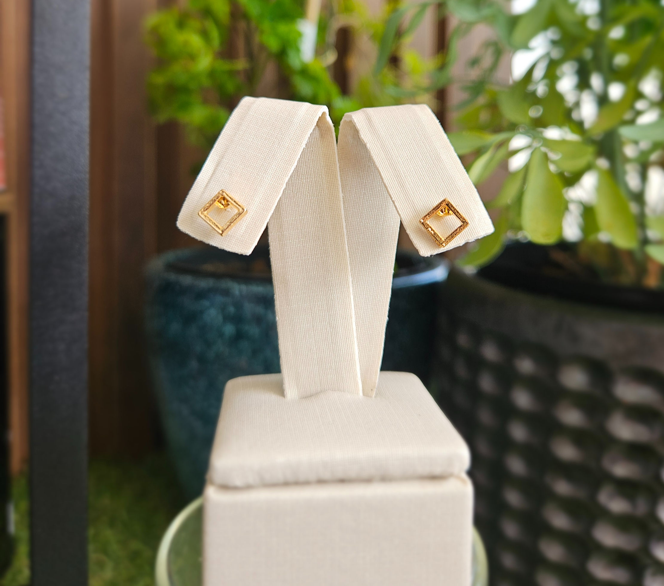 Brinco dourado com quadrado vazado