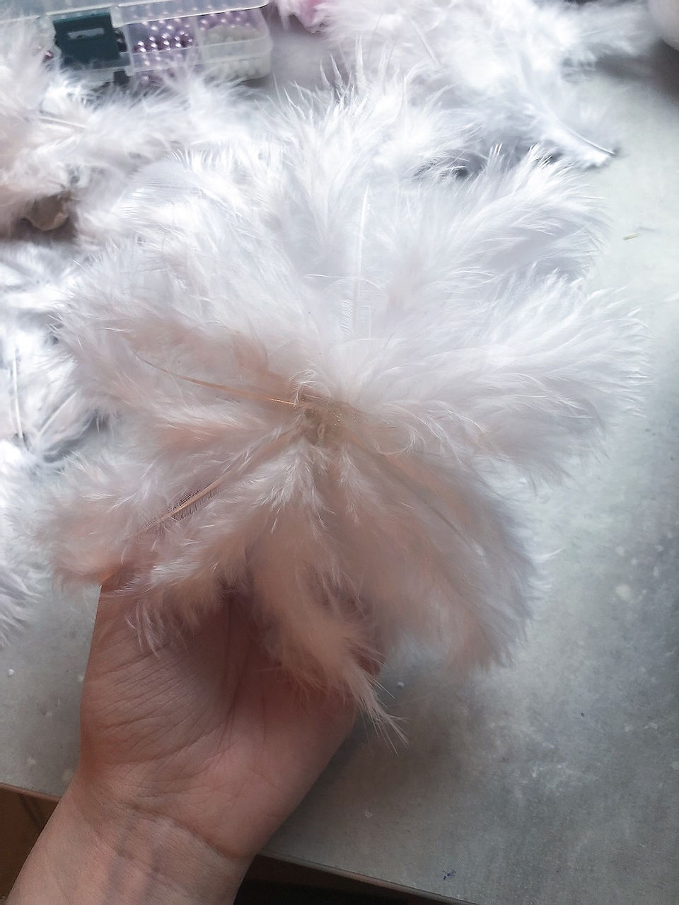 DIY påskeegg i fjær fremgansmåte. Limt på med limpistol