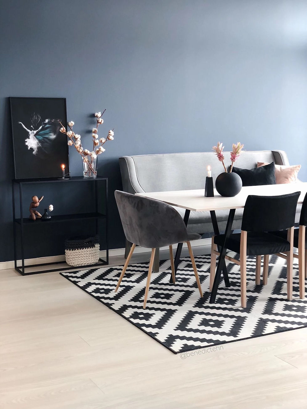 Deco blue spisestue med sort matt kontrast. Mønstret sort-hvitt gulvteppe fra ikea. Spisesofa i lys grå lin. Møbelpolstring, gjenbruk av spisestoler.