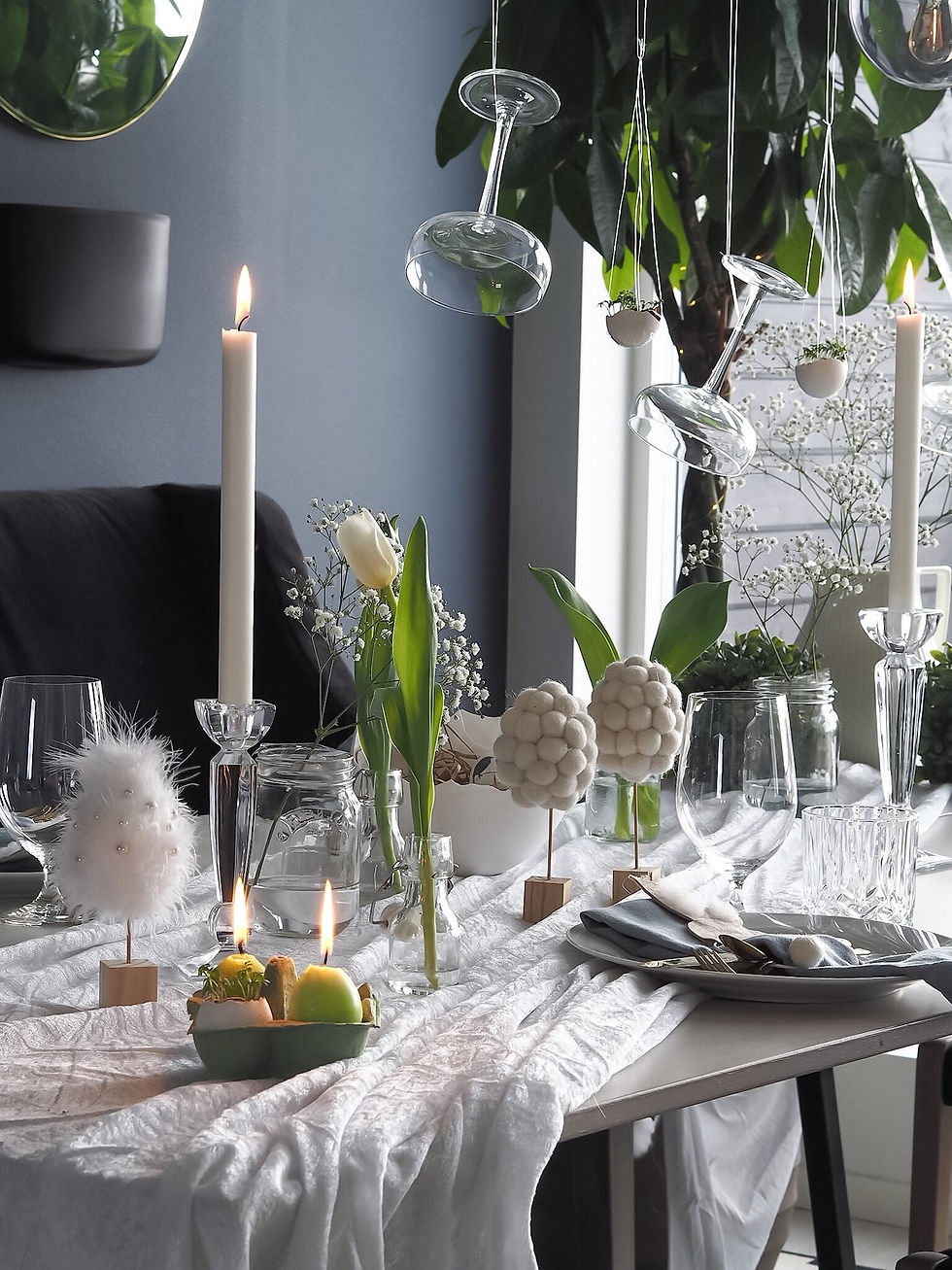Borddekking til påske i hvitt, grønt og blått. Maksimalistisk bord med mange DIY detaljer