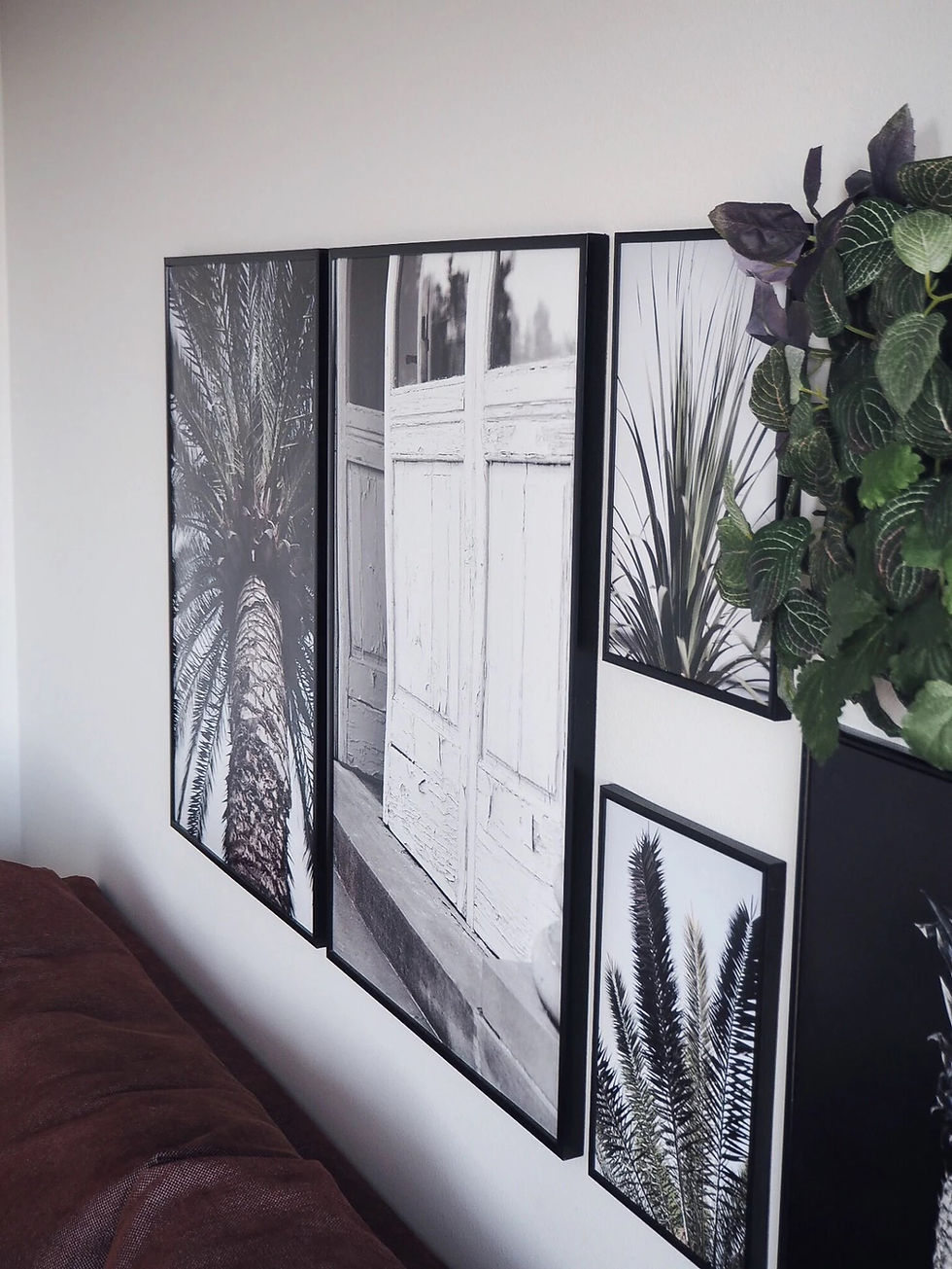 Utsnitt, bildevegg med postere fra posterhouse.no Nøytral bildevegg, plante på vegg. Tv-stue.