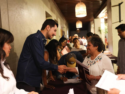 Héctor Magaña entrega más de 100 escrituras a familias de "Las Maravillas"