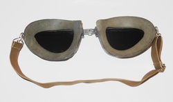 US 1930s American Optical "Airway" goggles with dark tinted lenses, in aluminium tin and storage box