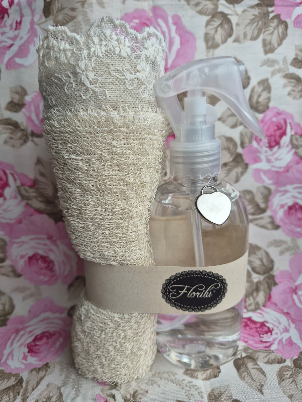 Set Toalla + Perfume textil con dije corazón