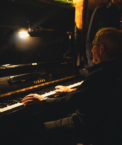 Artistes pic oscar piano.jpg