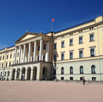 The Royal Palace in Oslo, official residence of the Norwegian monarchy, seen from the palace park
— Front façade of the Royal Palace in Oslo with the main avenue Karl Johans gate in the foreground
— Oslo Royal Palace park on a sunny day, a beloved green space in the heart of the Norwegian capital