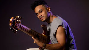 Fra Ceará til verdenseliten: Michael Pipoquinha spiller i Oslo 17. april 2026. Hyllet av Victor Wooten. Les historien og kjøp billetter.