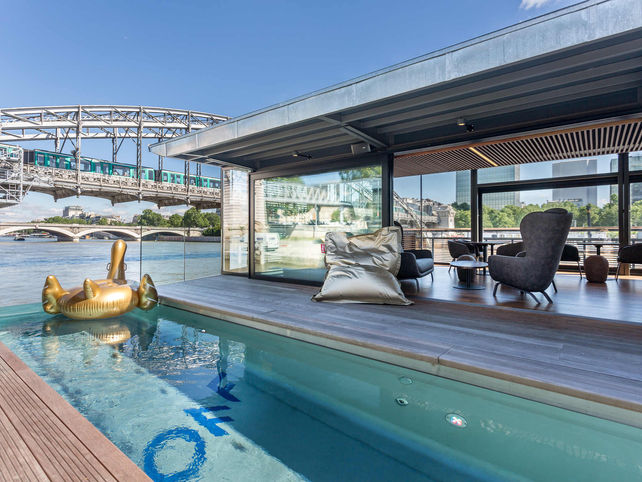 OFF Paris Seine : un bar flottant insolite sur la Seine