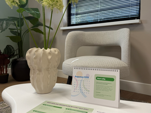 Overzicht van de communicatiemiddelen uit de interne communicatiecampagne van Nije Gaast: een bureaukalender met maandelijkse tips over veilig werken, twee praatplaten over informatiebewustwording en een kaart voor medewerkers.