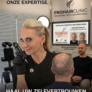 Marketingposter van ProHairClinic met een behandelaarster in zwarte werkkleding die een SMP-apparaat vasthoudt. Op de voorgrond is de achterkant van het hoofd van een kalende man te zien, en op de achtergrond zit een man met een geschoren, gepigmenteerde hoofdhuid in een behandelings ruimte. Bovenaan staat de tekst "UW HAAR, ONZE EXPERTISE." en onderaan "HAAL UW ZELFVERTROUWEN TERUG MET PROHAIRCLINIC".