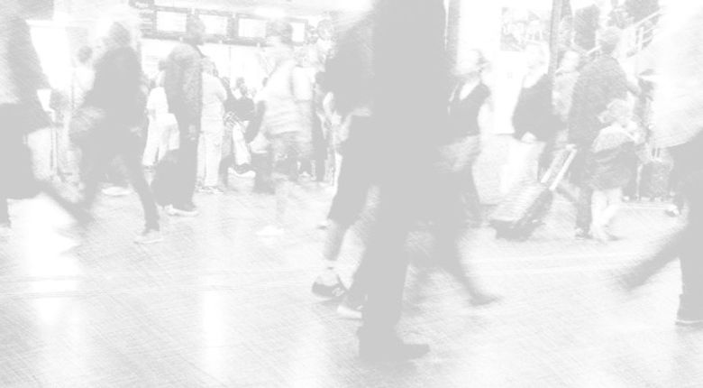 scène de gens pressés dans une gare. on ne voit que leurs jambes