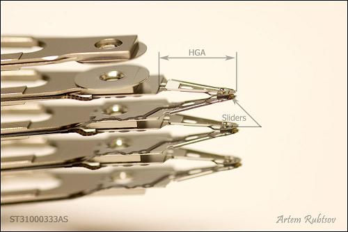 Vật nhỏ màu đen ở đoạn cuối của HGA được gọi là con trượt (slider). Nhiều bài viết nói rằng con trượt là đầu từ nhưng cách gọi này không đúng.
