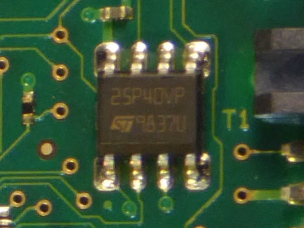 Cận cảnh chip flash 25P40VP trên PCB của HDD Seagate ST31000333AS.
