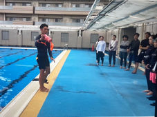 GOOD LUCKプール着衣泳講習、小中学生対象プールサイドでの救命胴衣説明指導風景