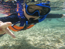GOOD LUCK上級海遊びツアー小学校高学年向け、シュノーケリング体験中の海中撮影ピース写真