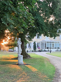 Vue sur la maison avec coucher de soleil_edited.jpg
