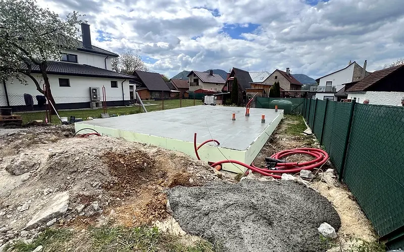 Hotová betónová základová doska pripravená na ďalšiu výstavbu