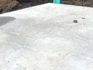 Detail hotovej betónovej základovej dosky s pripravenou výstužou