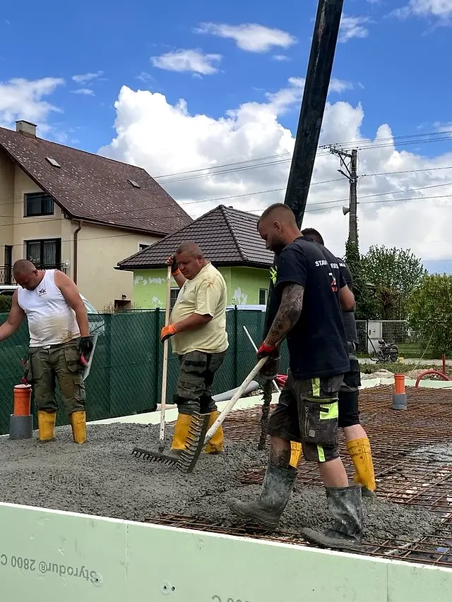 Čerpanie betónu na základovú dosku v Martinčeku