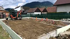 Príprava základovej dosky s výkopom a minibagrom pred betonážou