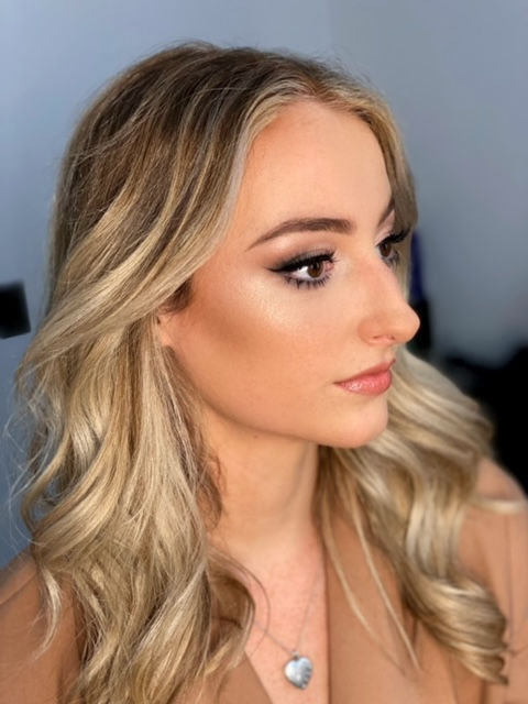 Soft Glam Makeup, Winged Eyeliner & Peachy Lipstick.