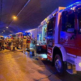 Freitag, 07. März 2025 Zu einem Verkehrsunfall wurde die Feuerwehr Neumarkt in den Tunnel Henndorf alarmiert ​ Vor Ort angekommen unterstützte die Mannschaft die Kameraden aus Henndorf mit der Absicherung der Unfallstelle und Bergung mittels hydraulischen Rettungsgeräts. Anschließend rückten wir wieder in die Zeugstätte ab. ​ Im Einsatz: RLF Neumarkt MTF Neumarkt GLÜ Flachgau FF Henndorf FF Straßwalchen Rotes Kreuz Polizei