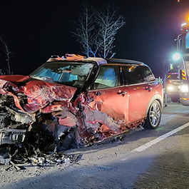 Donnerstag, 02. März 2023 ​ Um 18:47 Uhr wurden die Hauptwache und der Löschzug Pfongau zu Aufräumarbeiten nach einem Verkehrsunfall auf der Umfahrung gerufen. Auf Höhe Pfongau war ein PKW mit einem Transportbus kollidiert. Um sicher arbeiten zu können und Staus zu vermeiden, wurde zusätzlich der Löschzug Neufahrn alarmiert, um den Verkehr an der südlichen Ortseinfahrt umzuleiten. ​ Durch die Wucht des Aufpralls wurden beide Fahrzeuge erheblich beschädigt, die Trümmerteile erstreckten sich über eine Länge von rund 400 m. Vorrangige Aufgabe war das Absichern der Unfallstelle sowie das Auffangen von auslaufenden Betriebsmitteln, damit diese nicht ins Erdreich gelangen. ​ Aufgrund der erheblichen Verschmutzung der Fahrbahn wurde auch die Straßenmeisterei verständigt, die mit einer Kehrmaschine die Fahrbahn gründlich reinigte. Während es Einsatzes war die gesamte Umfahrung für rund 2 Stunden komplett gesperrt, eine Umleitung wurde über das Ortszentrum eingerichtet. ​ Im Einsatz: KDO Neumarkt RLF Neumarkt TLF Neumarkt Bus Neumarkt LF Pfongau LF Neufahrn Polizei Rettung Straßenmeisterei ​