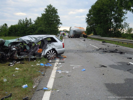 VERKEHRSUNFALL MIT EINGEKLEMMTER PERSON - UMFAHRUNG HÖHE NEUFAHRN