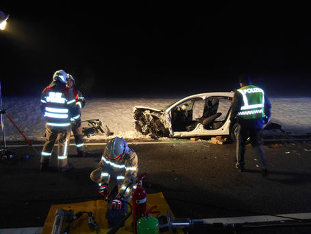 VERKEHRSUNFALL MIT EINGEKLEMMTEN PERSONEN B1 - HÖHE SIGHARTSTEIN