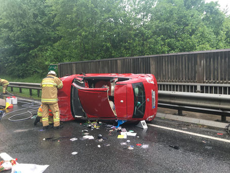 VERKEHRSUNFALL MIT EINGEKLEMMTER PERSON - UMFAHRUNG