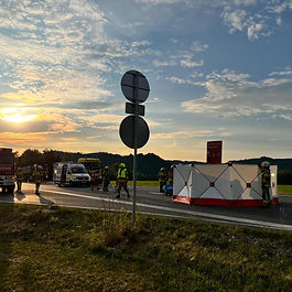 Freitag, 30. Juni 2023 ​ Gegen 6 Uhr Früh kam es heute im Kreuzungsbereich der B1 mit der Salzburgerstraße zu einem Verkehrsunfall zwischen einem PKW und einem Moped. ​ Alarmiert wurden die Hauptwache sowie der Löschzug Neufahrn, beide Löschzüge konnten unverzüglich ausrücken. Beim Eintreffen wurde der verletzte Mopedfahrer bereits vom Roten Kreuz medizinisch versorgt. Von Rüstlösch Neumarkt und Tank Neumarkt wurden Sichtschutz und Brandschutz hergestellt, weiters wurde auf der B1 ein Gegenverkehrsbereich eingerichtet, kurzzeitig musste die B1 vollständig gesperrt werden. Durch den Berufsverkehr kam es in beiden Fahrtrichtungen zu Wartezeiten. ​ Nach der Unfallaufnahme durch die Polizei und dem Abtransport der Unfallfahrzeuge wurde die Straße gereinigt und wieder für den Verkehr freigegeben werden. ​ ​ Im Einsatz: KDO Neumarkt RLF Neumarkt TLF Neumarkt LF Neufahrn Polizei Rettung Abschleppdienst ​